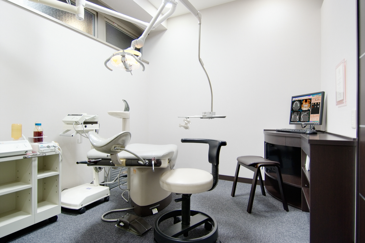 予防室
　日本歯周病学会認定衛生士の資格を有する専門知識と高度な技術を習得した歯科衛生士が対応させていただきます。 技術・知識はさることながら経験豊富な歯科衛生士ですので、患者さまのニーズに真摯に対応いたします。