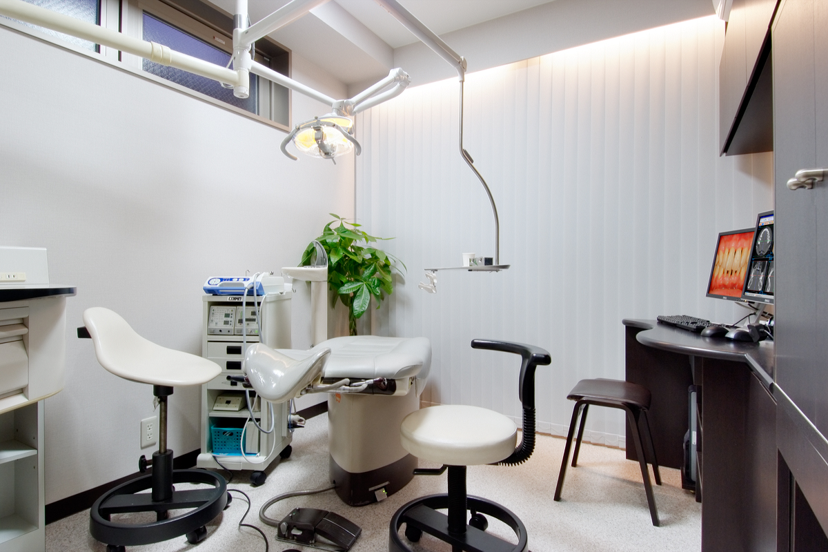 診察室
　各患者さまのプライバシーを保護するため、完全個室となっております。 また診療介助には経験豊富な歯科衛生士が専属で担当させていただきます。